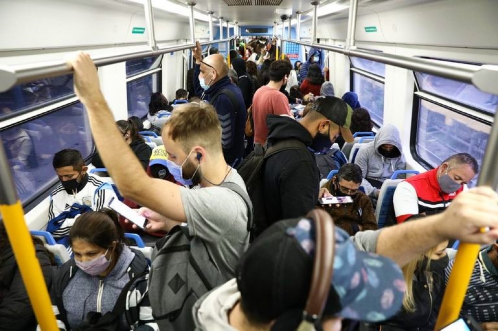 En trenes, en hora pico, podrán viajar hasta 4 personas por metro cuadrado.