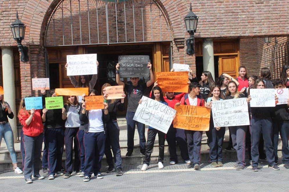 Los compañeros de la joven en la puerta de la Parroquia. 
