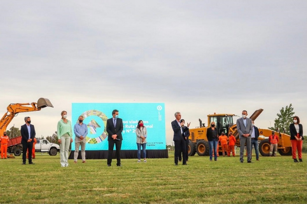 Las autoridades durante el acto de anuncio. 