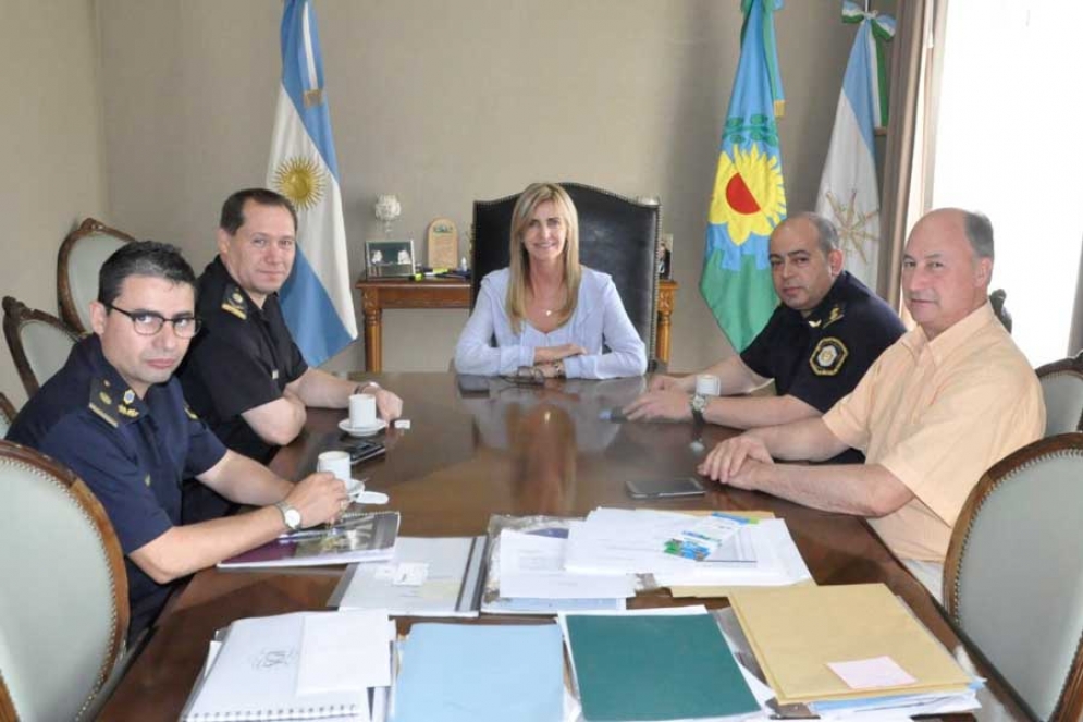 Fassi junto a los Jefes Policiales. 