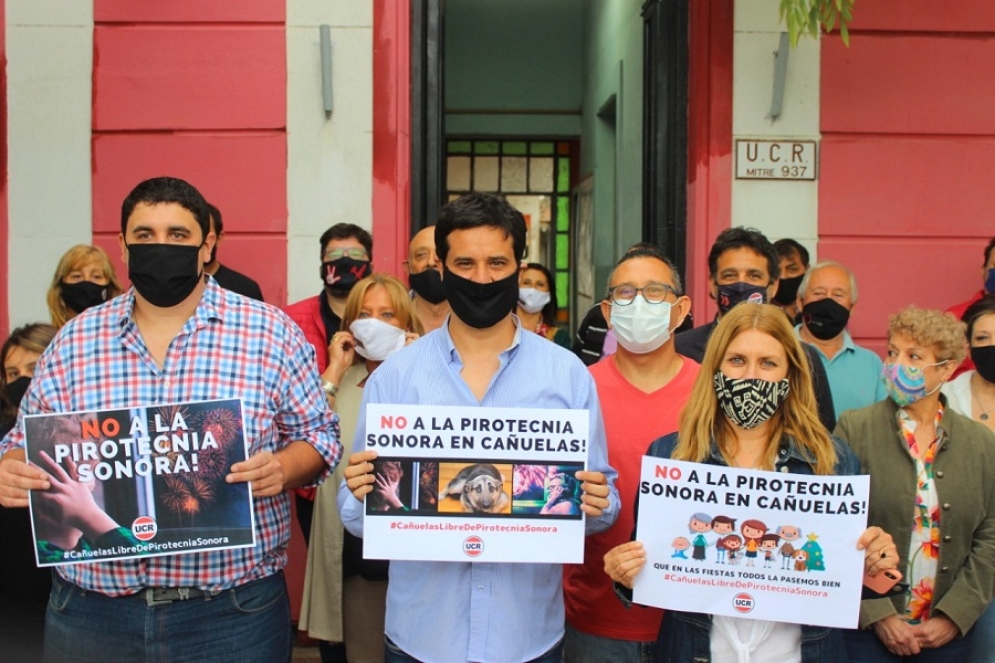 Iturmendi, Abad y Lordén con los carteles de la campaña contra la pirotecnia.