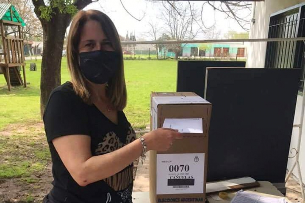 Valeria Rios votando en la Escuela N°501.