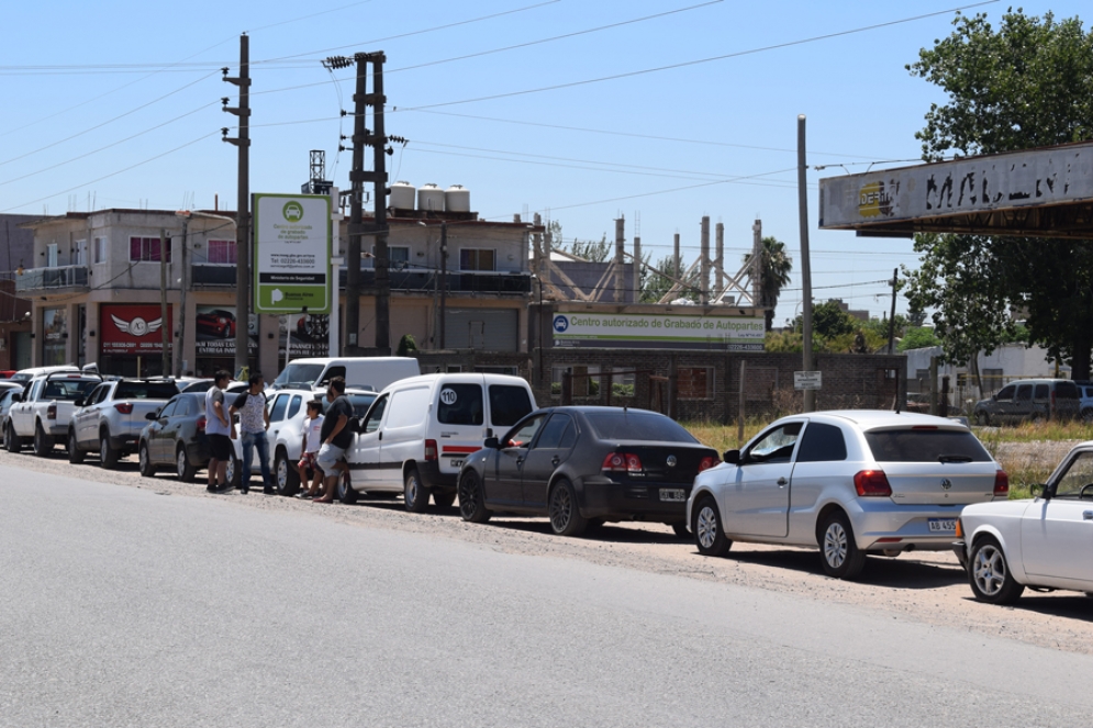 La fila interminable para realizar el grabado de autopartes.