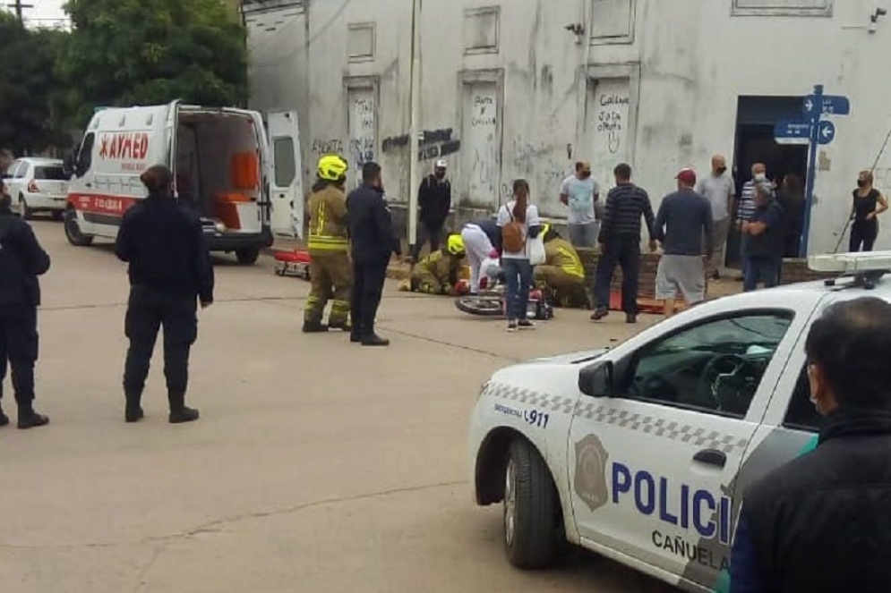 Bomberos y personal de Aymed asistiendo a Nicolás.