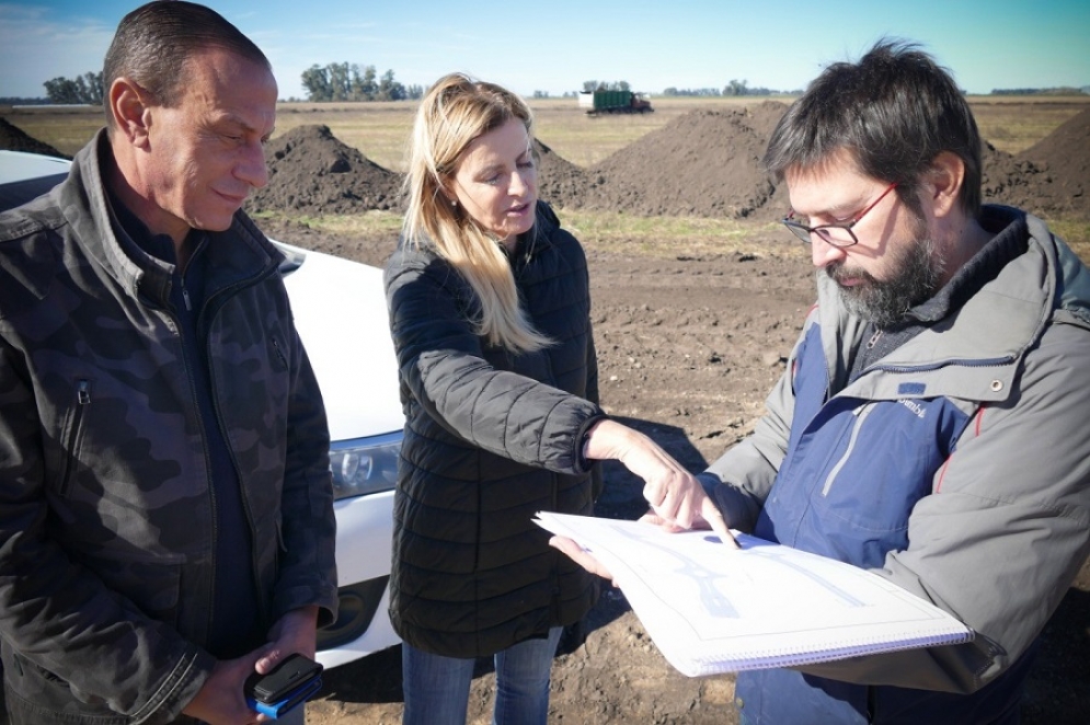 Arrieta y Fassi analizando un plano del lugar. 