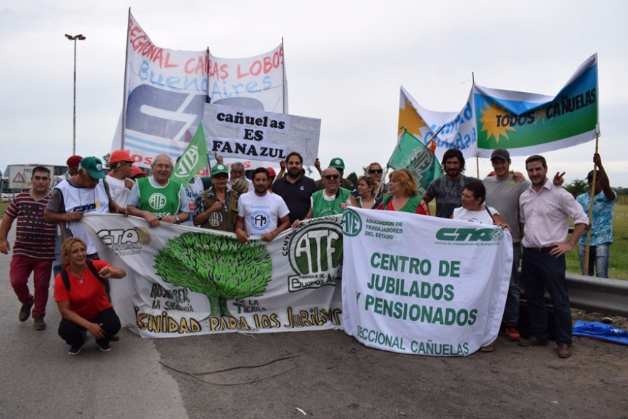 Las agrupaciones junto a la comitiva de Azul