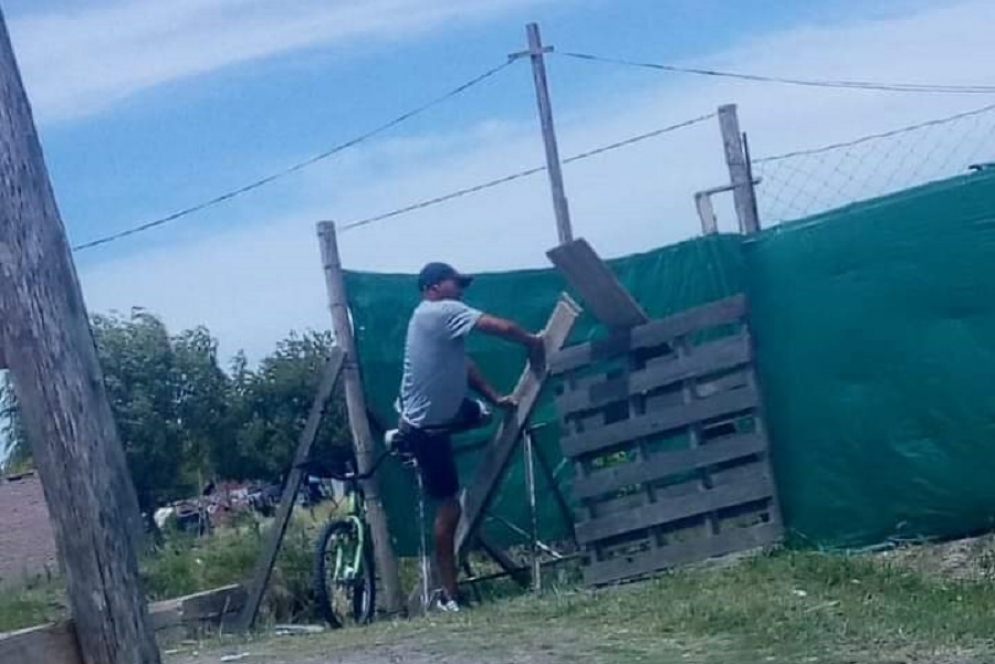 Foto utilizada en el escrache donde muestra como Méndez ingresa al terreno.