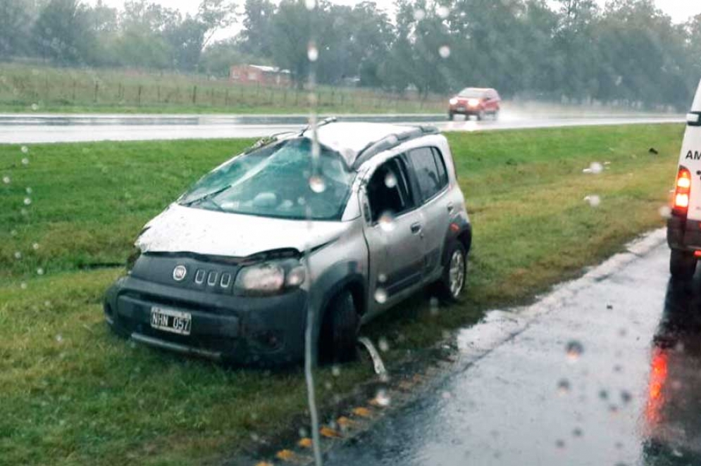 Así quedó el auto luego del vuelco. 