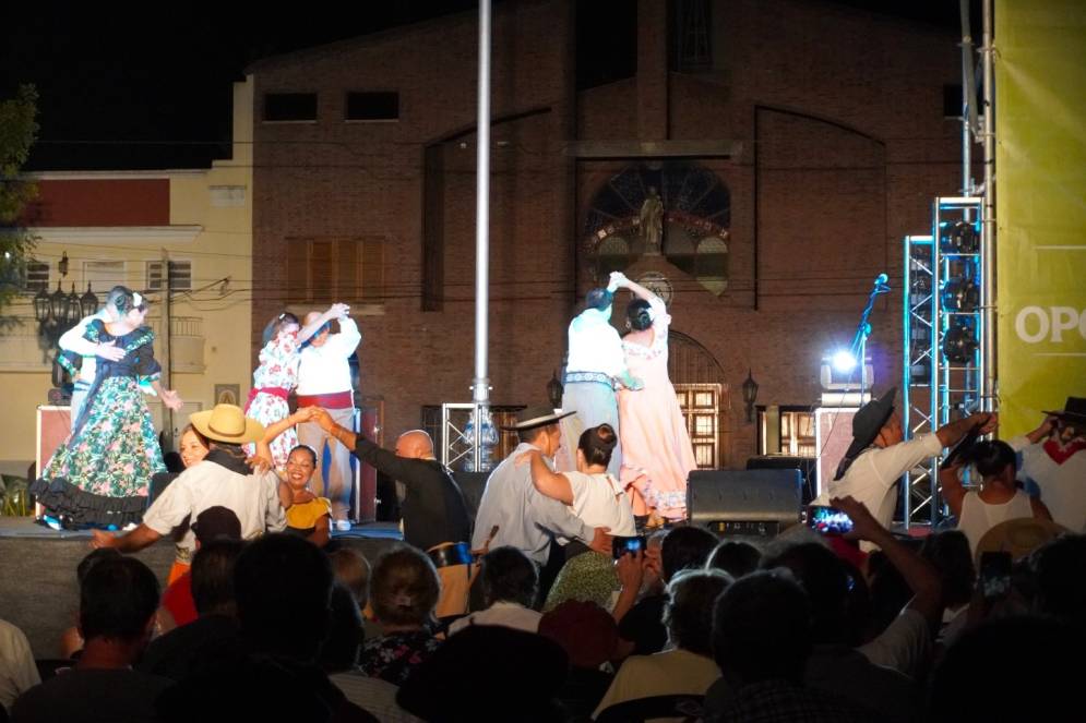 Los bailarines sobre el escenario de la Plaza San Martín.