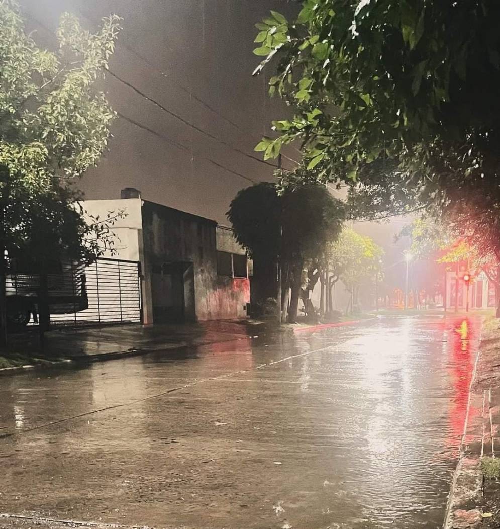 En el casco urbano se acumuló agua en algunas calles.