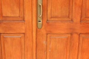 La puerta de acceso a la casa, marcada por el golpe de los delincuentes.