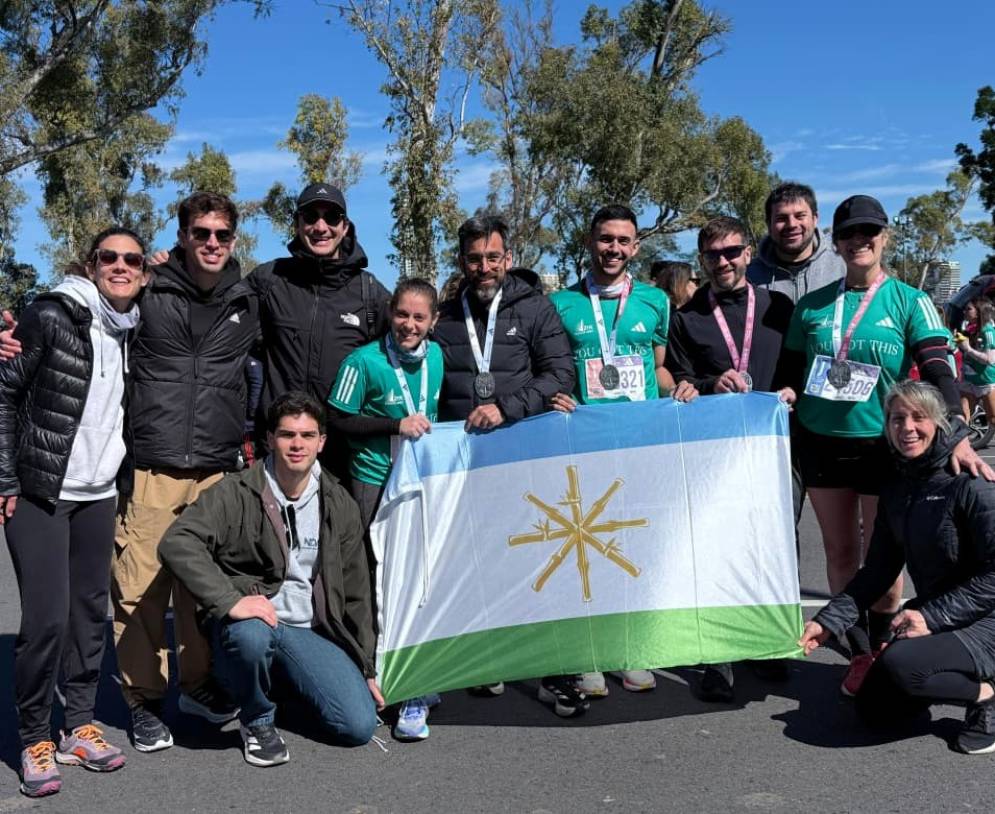 El team &quot;Cañuelas Run and Training&quot;, con la bandera de Cañuelas en Palermo.