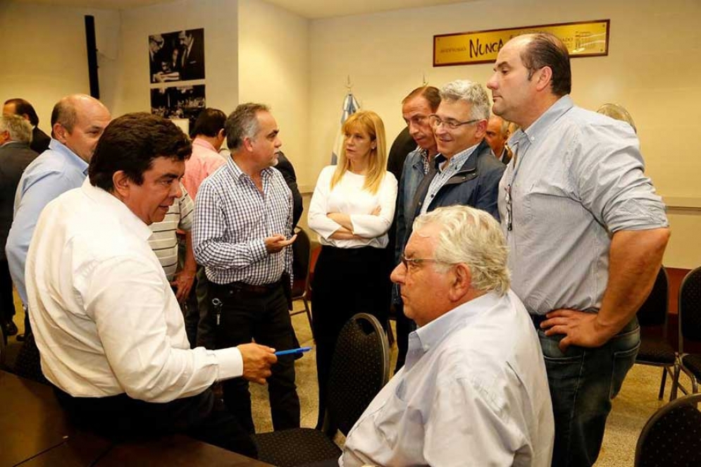Una de las imágenes tomadas en el medio de la reunión en el anexo del Senado de la Legislatura Provincial. 
