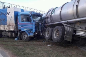 Impresionante accidente entre dos camiones