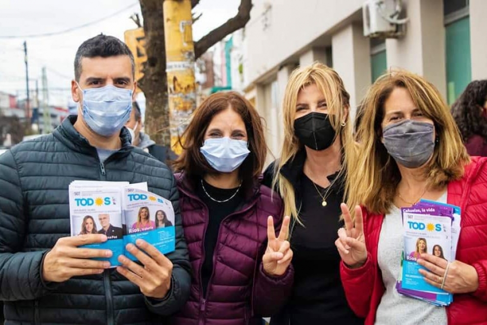 Sebastián Ducasse (titular de ANSES y esposo de la funcionaria nacional), Laura Alonso, Marisa Fassi y Valeria Ríos en la caminata del sábado.
