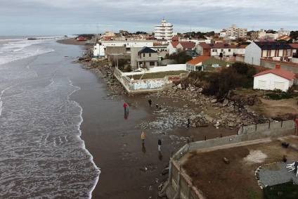 Deterioro en la Costa Bonaerense: “El mar avanza porque no encuentra arena para hacer su proceso”