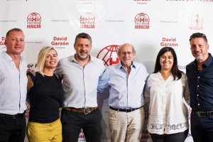 Garz&oacute;n junto al vicepresidente 1&deg; electo, Gustavo Mendelevich (primero desde la derecha), al vicepresidente 2&deg; electo, Abel Poza (primero desde la izquierda) y dem&aacute;s integrantes de la lista.