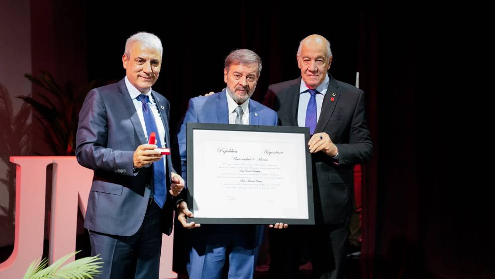 El juez Rodr&iacute;guez, en el medio. 