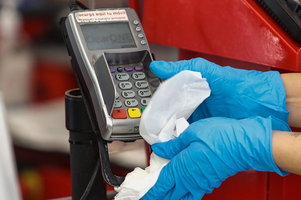 Preventivamente, los guantes no suman resguardos en la población general. 