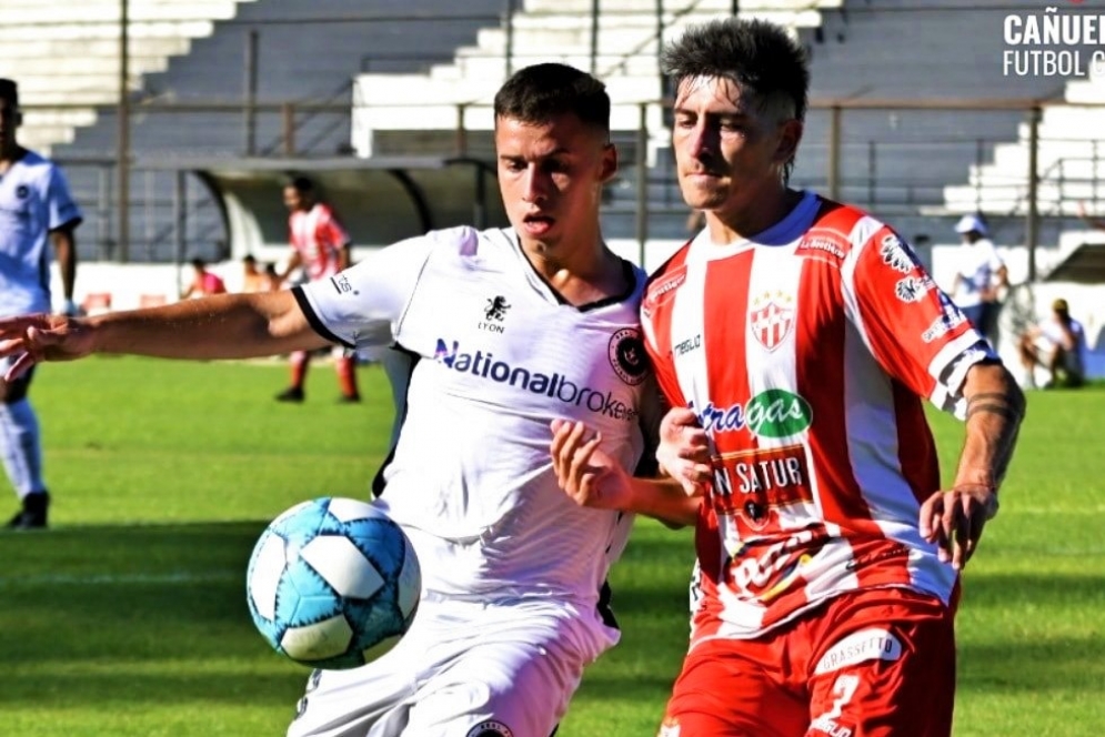 Hace cinco días, Astorga disputando el balón en Pilar. (FOTO: Prensa CFC).