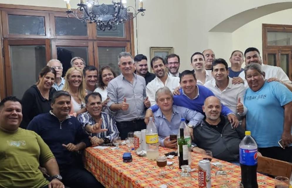 Augusto, al centro de camisa blanca, en la reunión seccional.