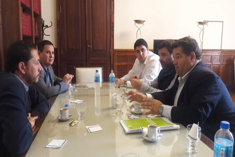 Iturmendi durante la reunión junto a los intendentes radicales. 