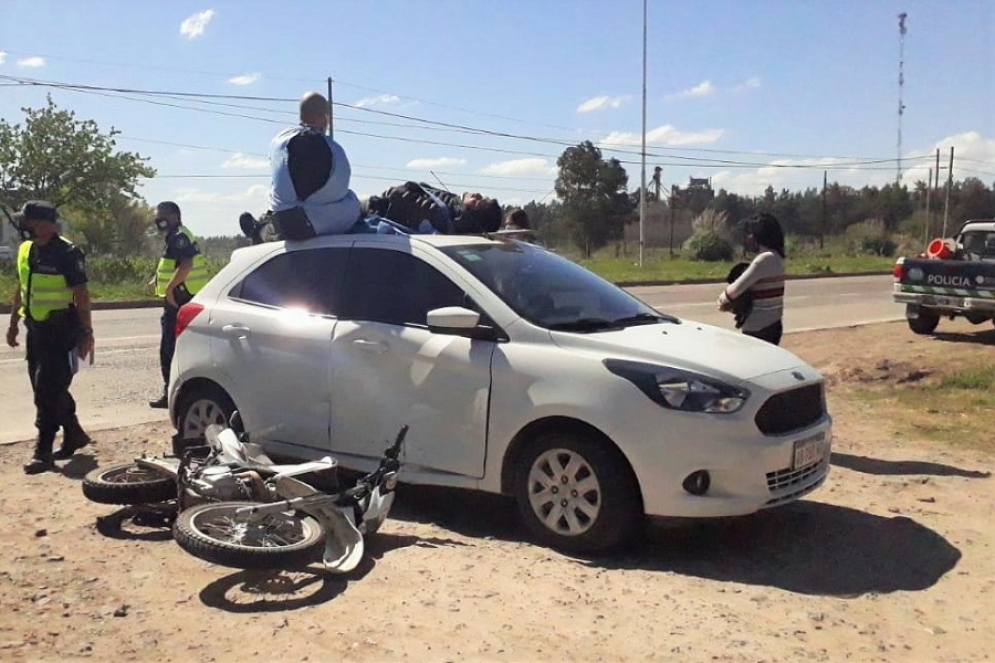 El medico se subió al auto para los primeros auxilios.