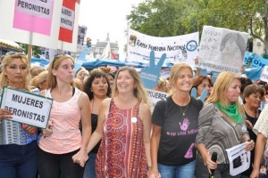 En la Marcha Federal, Fassi encabezó la columna de “Mujeres Peronistas”
