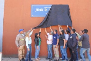 La intendenta, funcionarios y trabajadores descubrieron el cartel.