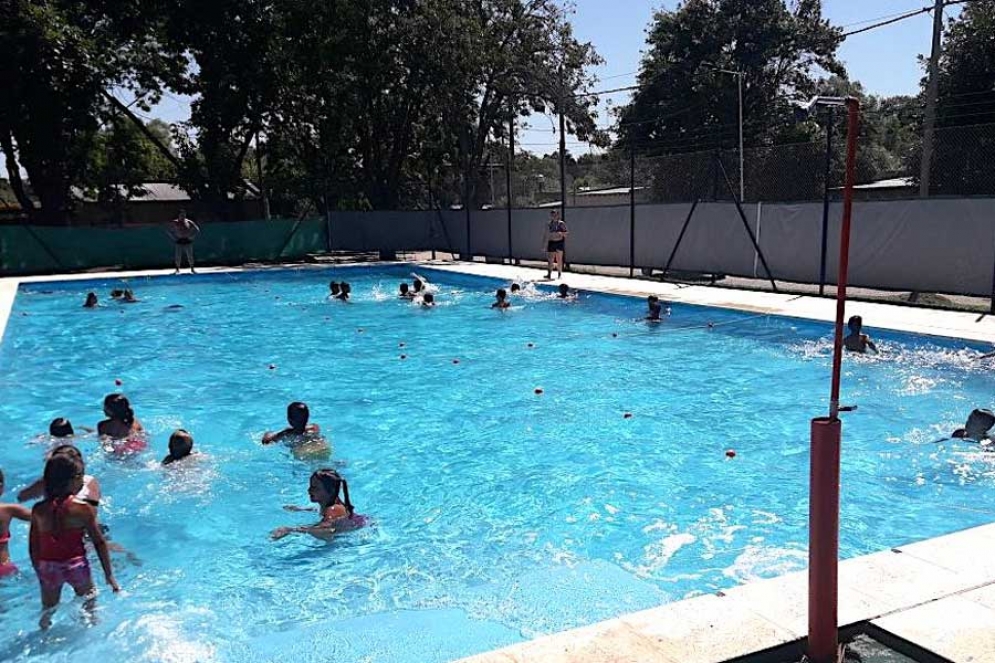 Los niños disfrutando del natatorio del barrio Libertad.