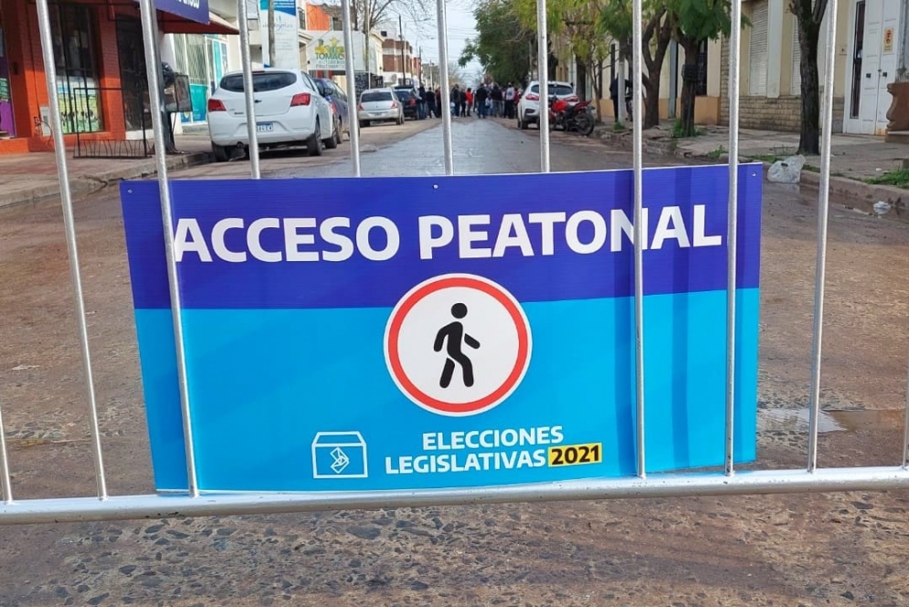 El transito cerrado en Basavilbaso y Rivadavia, a metros de la Escuela Primaria N°32.