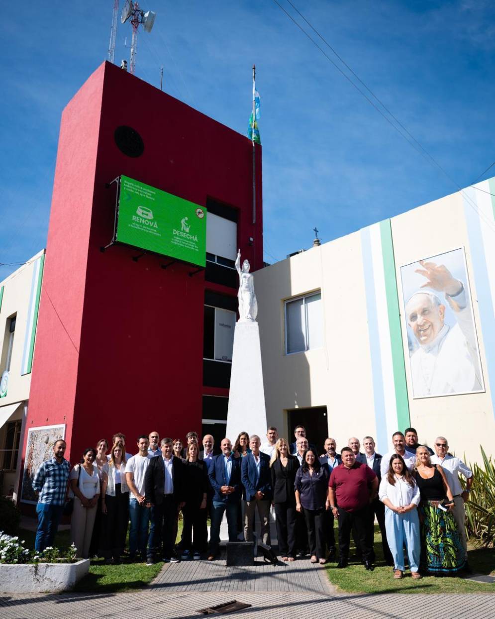 Los funcionarios posando en Libertad y Del Carm&eacute;n.
