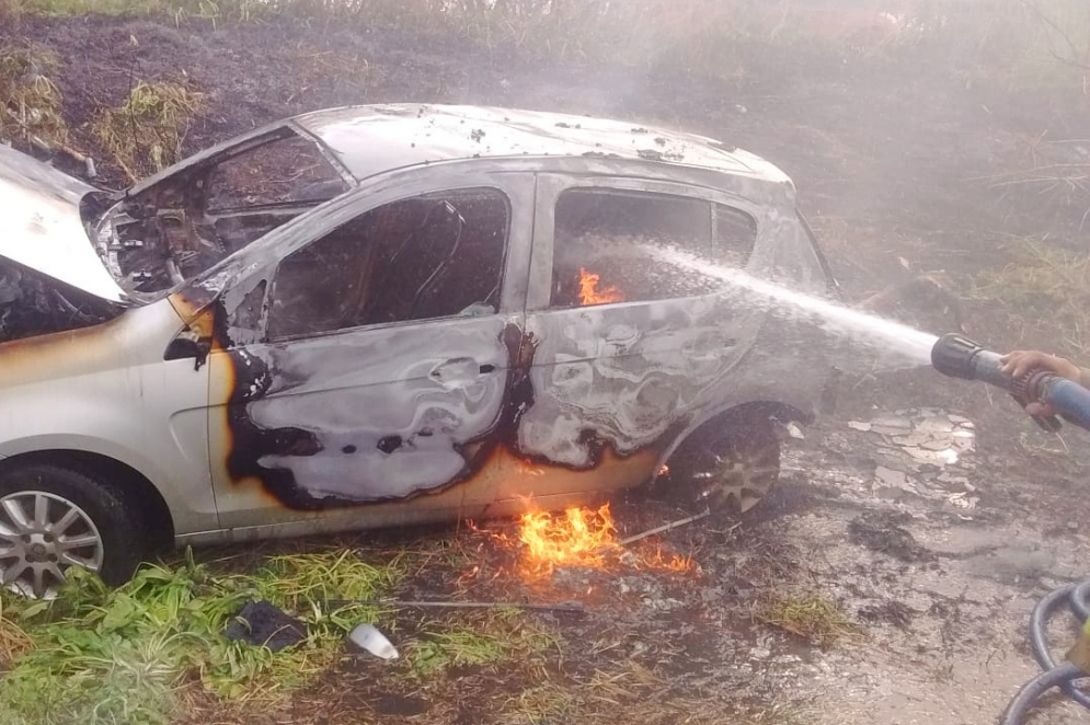 Los bomberos controlando el fuego. 