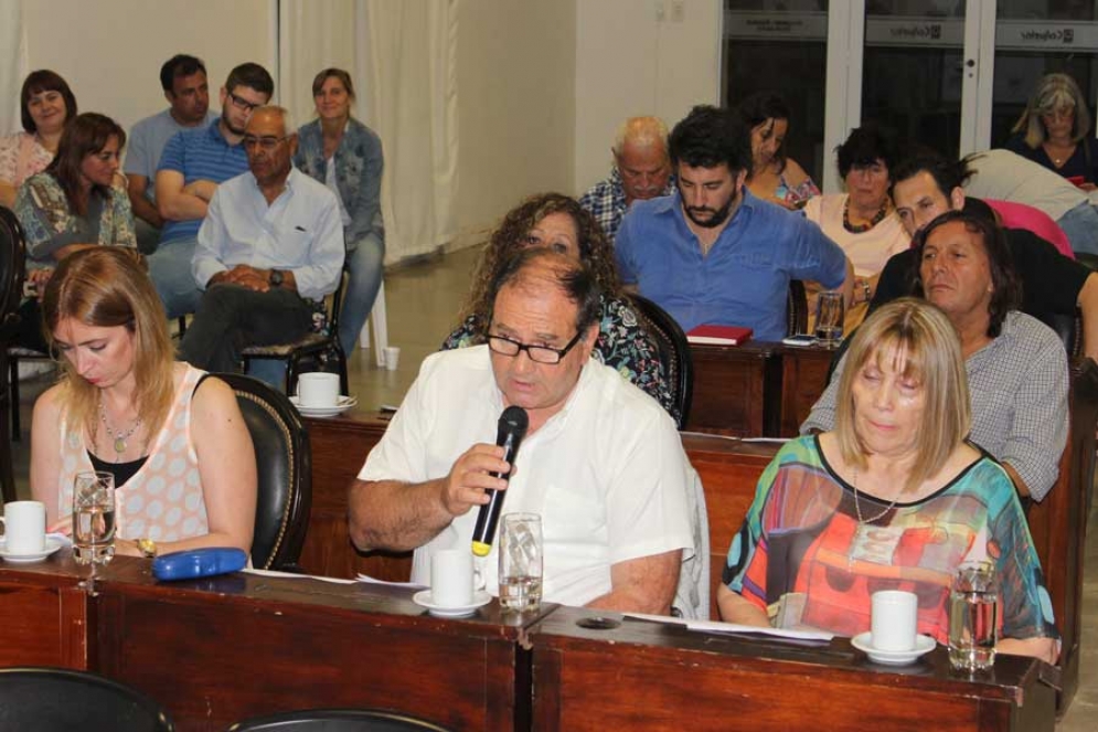 Hugo Castagneris, presidente de la bancada, fue uno de los que tomó la palabra. 