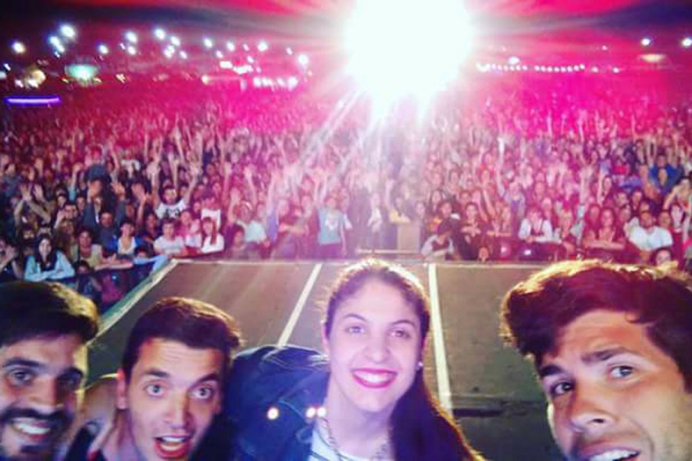 Eliana Senas junto al grupo &quot;Memo imitaciones&quot; 