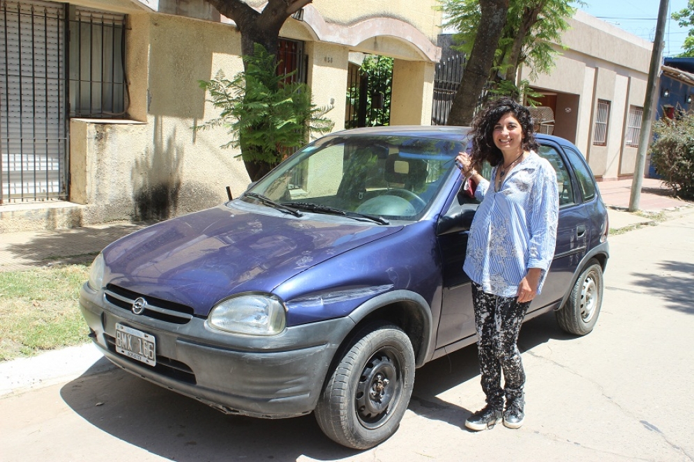 Jacqueline feliz con su &quot;corsita&quot;.