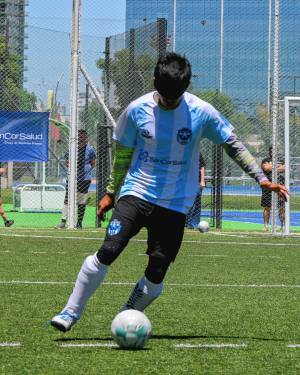 Junior Fernandes gambeteando con la albiceleste.