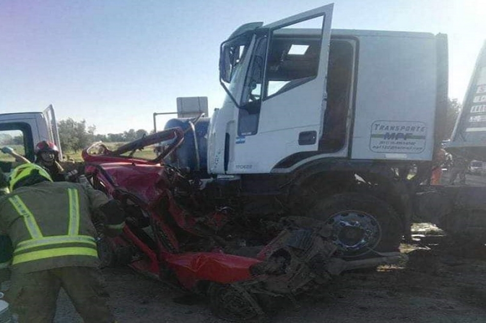 El Volkswagen quedó irreconocible debajo del camión. 