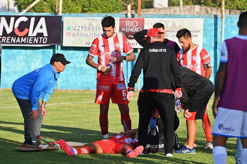 Lautaro Suárez Costa tendido en el césped