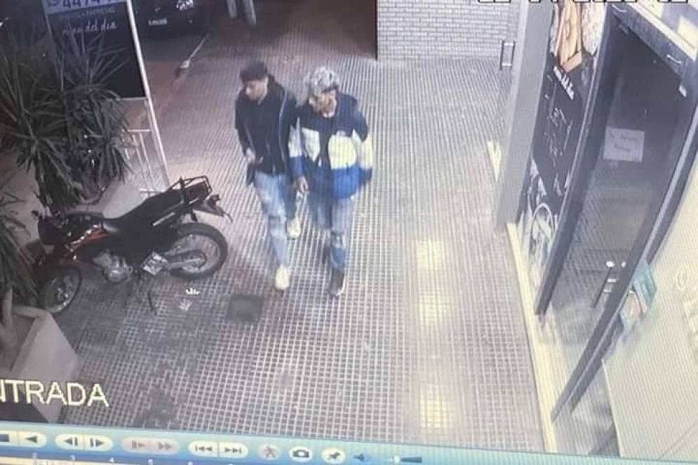 Los cacos tomados por un cámara de la cuadra.
