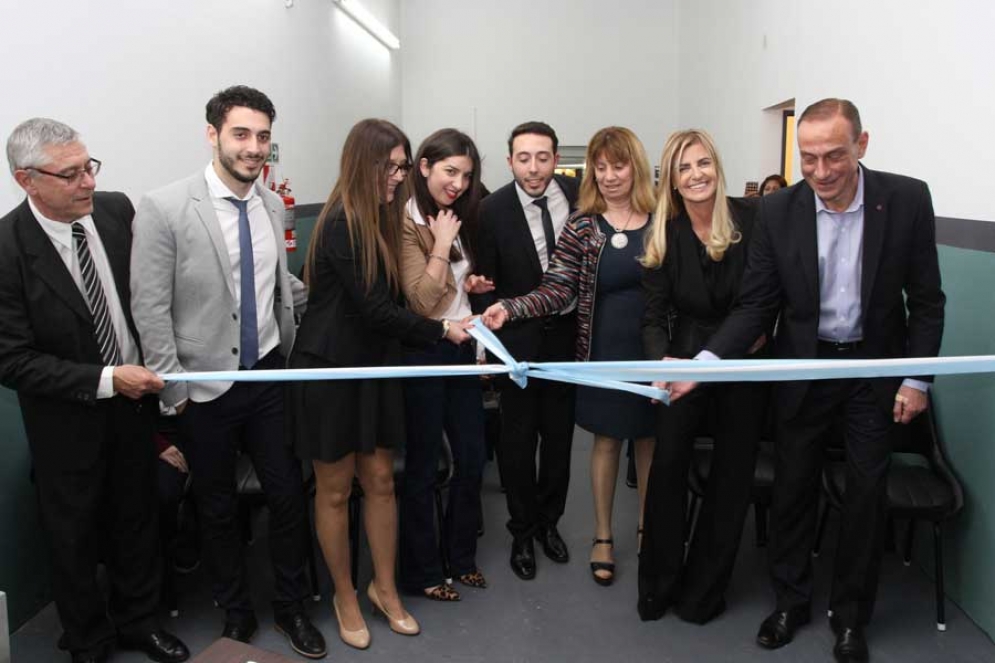 El momento exacto del corte de la cinta de la nueva sede por parte de las autoridades municipales y de la universidad. 