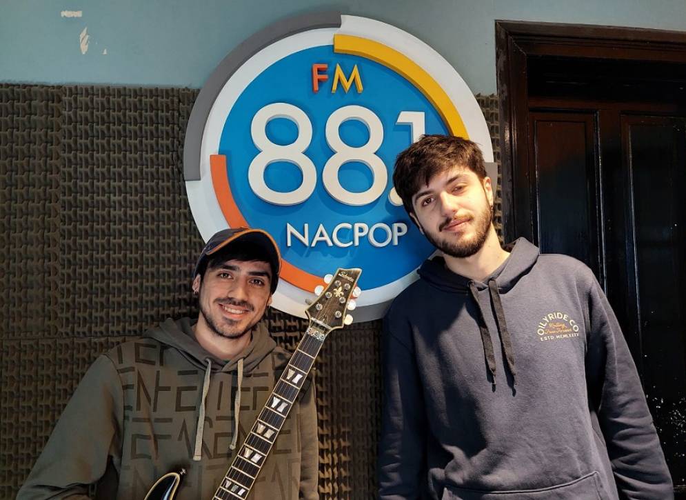 Guitarra y voz de &quot;La Mano de Lola&quot;.