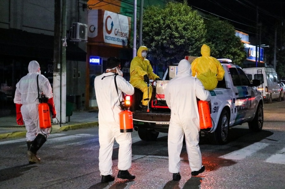 El equipo de desinfección trabajando sobre la Avenida Libertad. 
