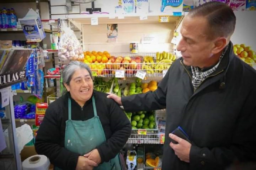 El intendente visitó a comerciantes.