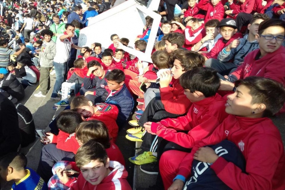 Los chicos de Cañuelas en una de las tribunas del Ducó.