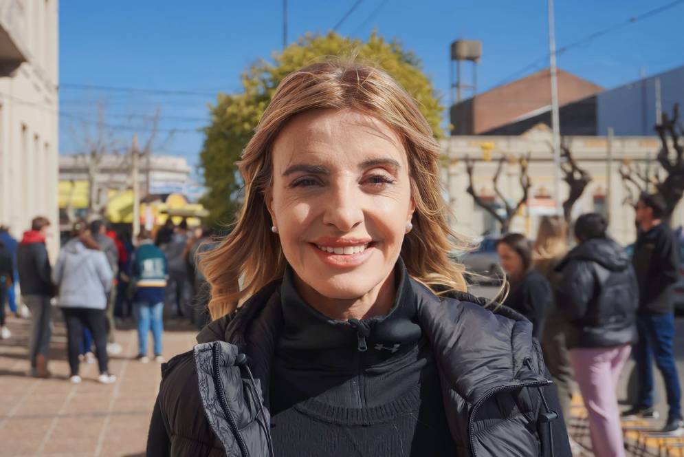 Fassi en la puerta de la iglesia, rumbo al Colegio Santa María. 