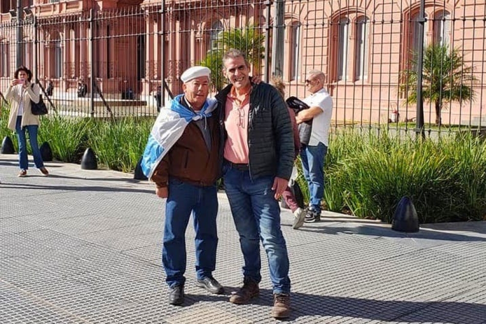 Pérez Armari (derecha) con &quot;Casa Rosada&quot; de fondo.