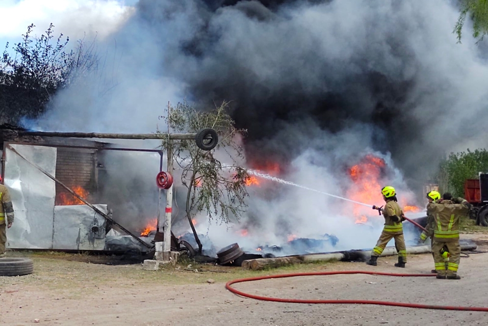 El incendio generó una espesa columna de humo negro que fue vista desde el centro de la ciudad.