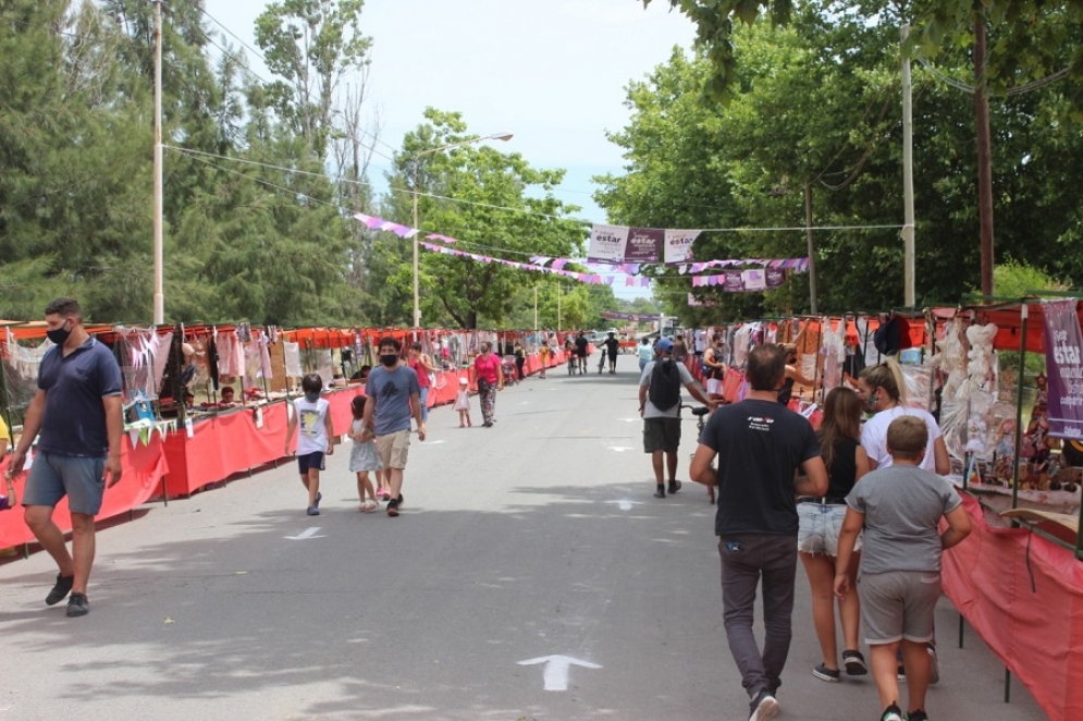 La feria tuvo lugar sobre la calle Alem, entre Lara y Juárez.