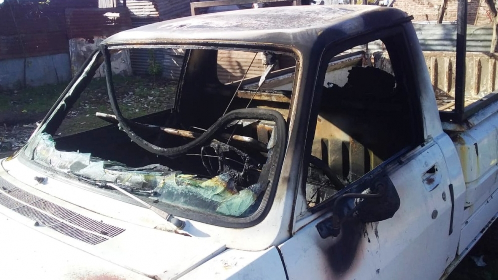 La camioneta vandalizada en uno de los ataques incendiarios.